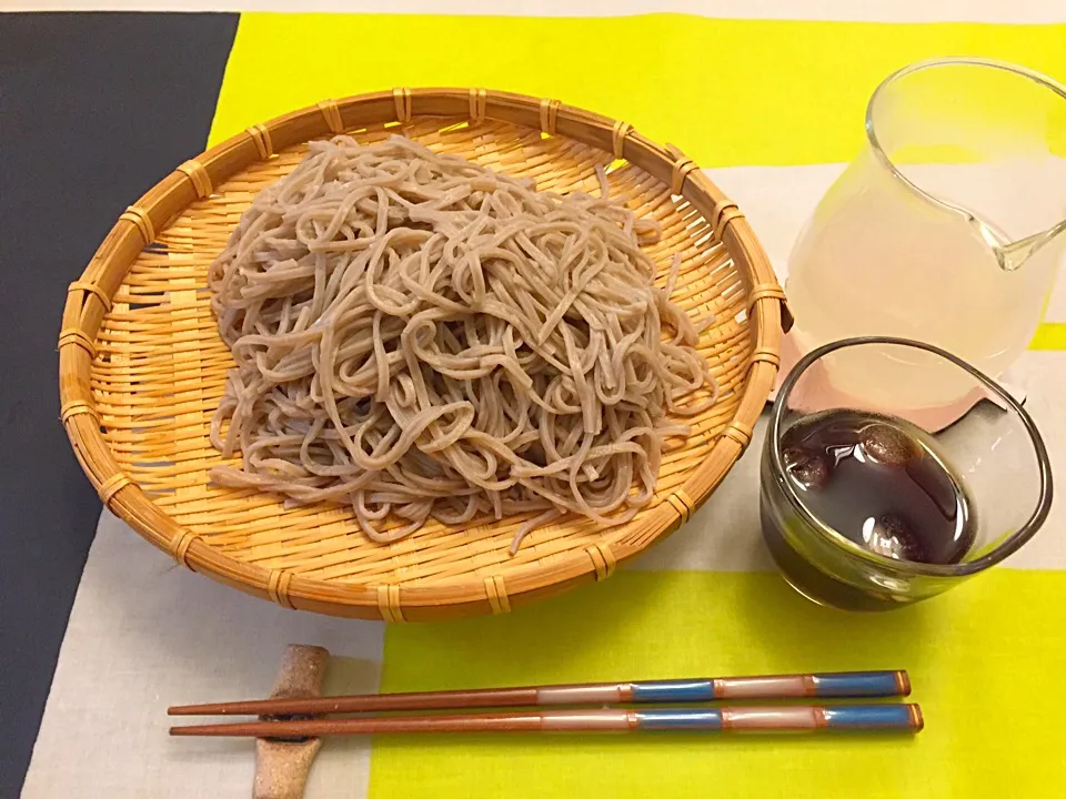 今宵は、賞味期限四ヶ月ほど過ぎた半生蕎麦（アルファル化したやつ）を食卓に並べてみました。明日の太陽を見る事…出来るか否かは神のみぞ知る事ですわね👼|にゃあ（芸名）さん