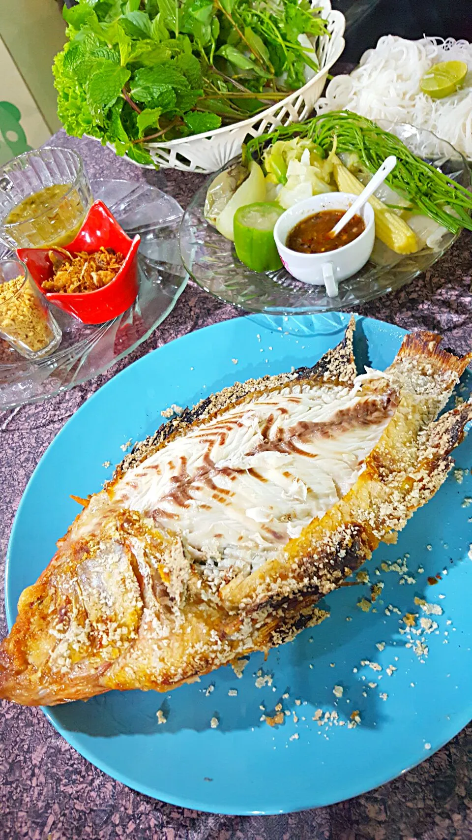 Snapdishの料理写真:"เมี่ยงปลาเผา" 🐟 
(Salt-Crusted Grilled Fish)
เดินตลาดนัดธูปะ เห็นแว้วอยาก...😋😋|🌴Papa Naughty...(new id)🍹さん