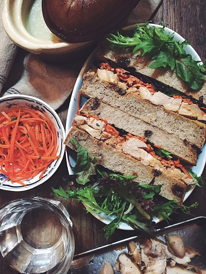 Roast chicken sandwich,with chicken liver parfait,carrot râpées,raisin and walnut whole wheat bread|rick chanさん