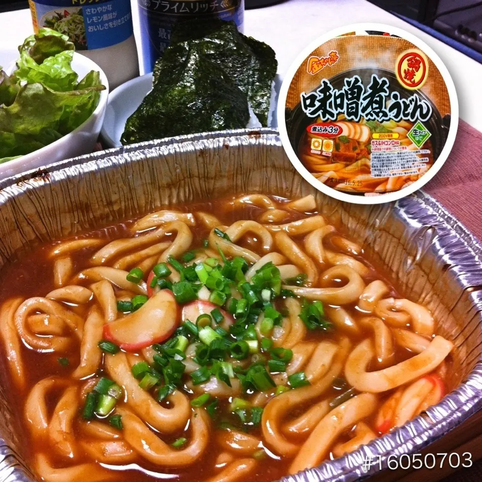 Snapdishの料理写真:#16050703 金ちゃん亭「鍋焼味噌煮うどん」/おにぎり2個(梅/紫蘇昆布)/サニーレタス ¥200|dune725さん