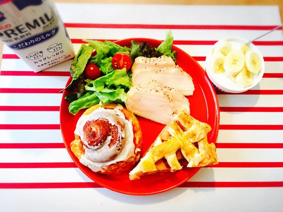 息子の朝食
✳︎手作りハムとサラダ
✳︎手作りアップルパイ
✳︎シナモンロール
✳︎バナナヨーグルト
✳︎森永PREMIL|YUKI*MaMaさん