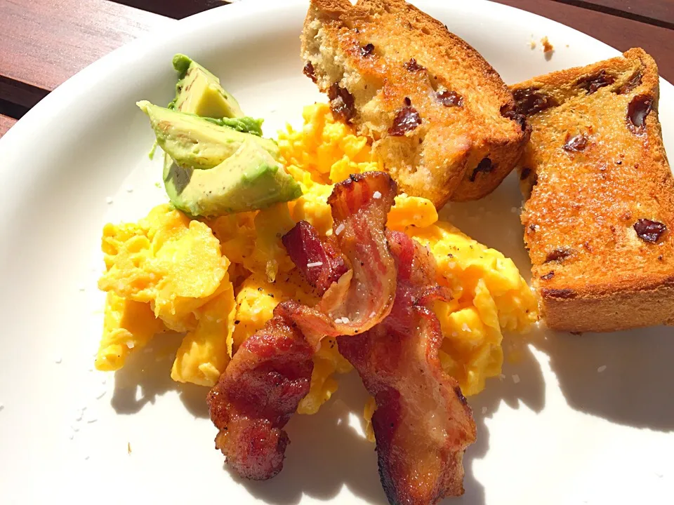 Scrambled eggs, avacado, bacon and raisin toast.|Chris Shannonさん