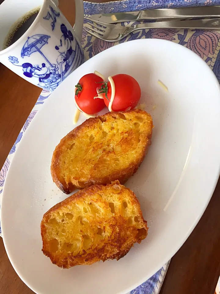 朝ごはん。
昨日から浸けておいてバターで焼いたフレンチトースト。|Keiko Murayamaさん