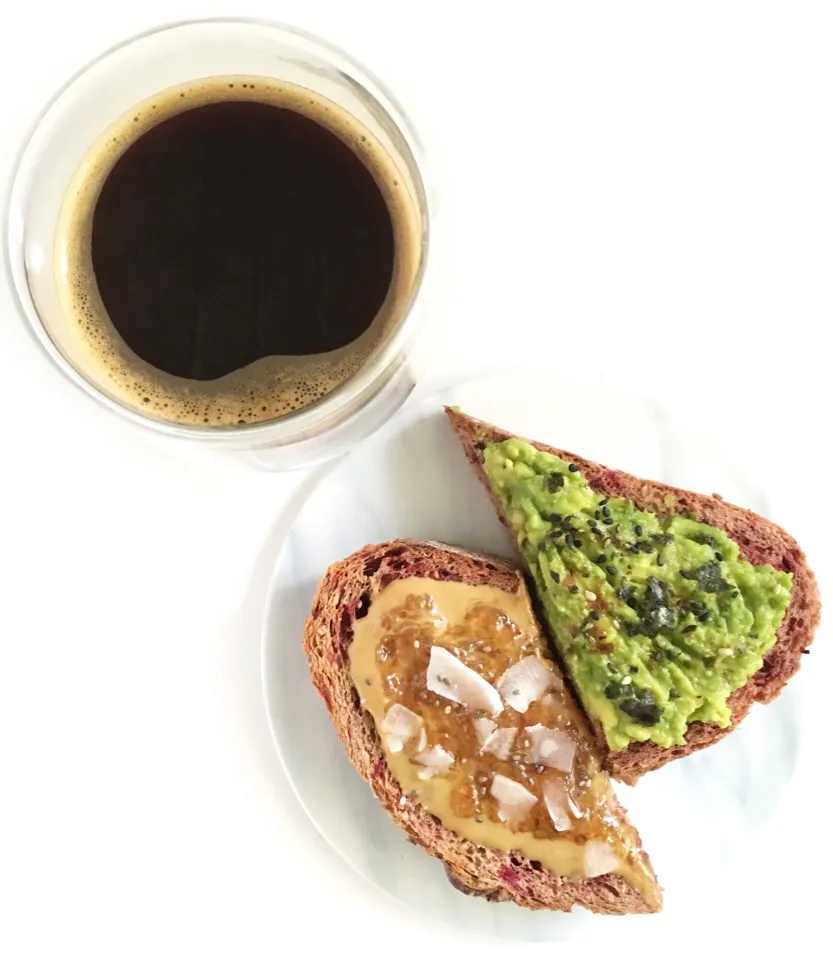 Toasts of Avocado+black sesame, peanut butter+coconut flakes. ☕️|coxiella24さん