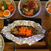 Snapdishの料理写真:鮭のホイル焼き西京焼き

オイスターヌードル

魚河岸揚げの煮物

春キャベツのコールスロー

なめこと豆腐の赤出汁|ayumiさん