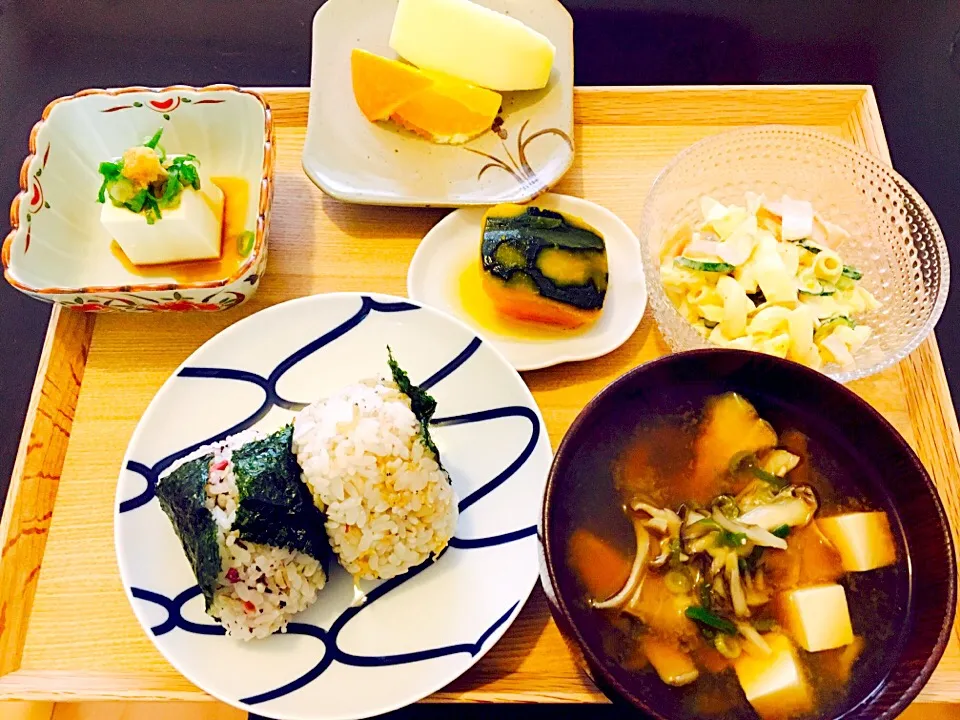 …とある日の朝ごはん🍳 （梅ゆかりとちりめん山椒のおにぎり🍙、冷奴、かぼちゃの煮物、マカロニサラダ、舞茸とお豆腐のお味噌汁、オレンジ🍊とりんご🍎）|Tinaさん