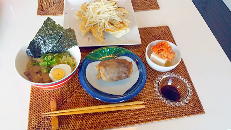 今日の昼食　ラーメン、肉巻きおにぎり、餃子、キムチのせ冷奴|pinknari🐰🌈さん