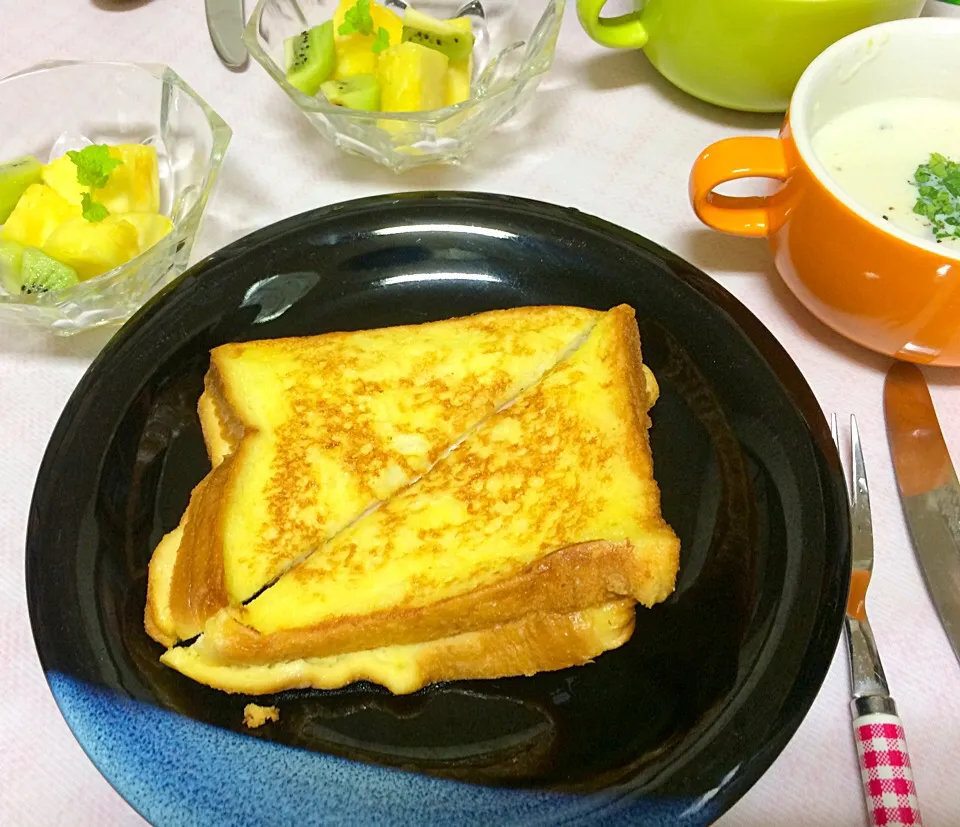 本日はカリフラワーと玉ねぎとブラウンマッシュルームのスープを生野菜の代わりにつけてみました。毎度のことながら、薄味です。😁|ナタママさん