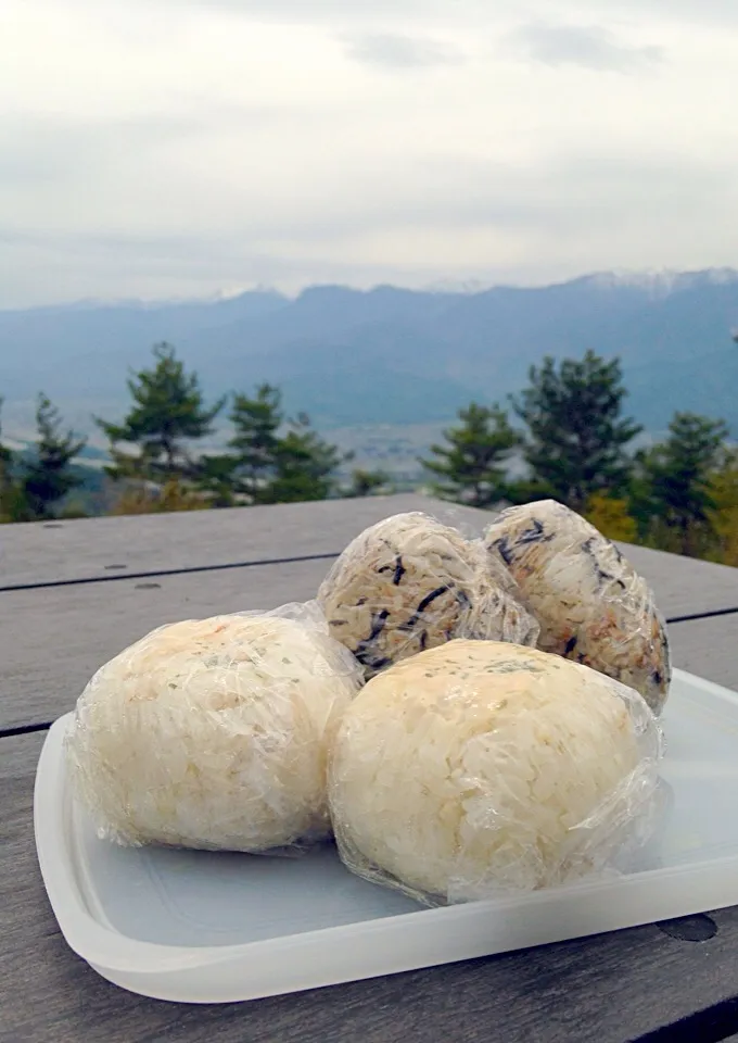 昼ごはん おにぎり（ひじき、ツナマヨ）|ぽんたさん