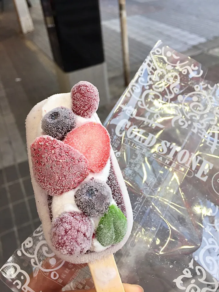 Snapdishの料理写真:COLD STONE ICE CANDY ベリーベリーショートケーキ|うえのぶさん