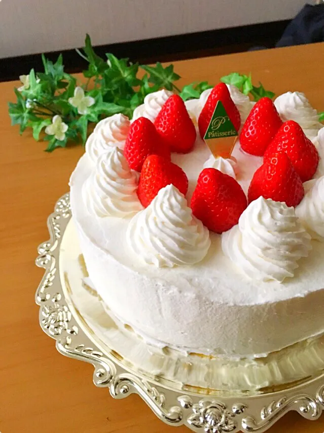 Snapdishの料理写真:友達の誕生日ショートケーキ♪|ろっしさん