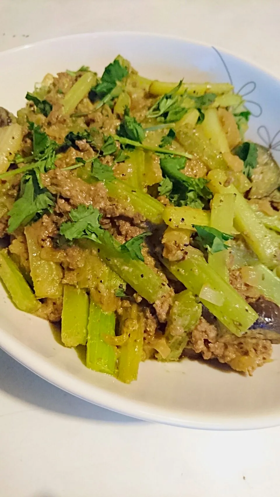 セロリと茄子の肉味噌炒め～パクチー添え|石崎　まりりんさん