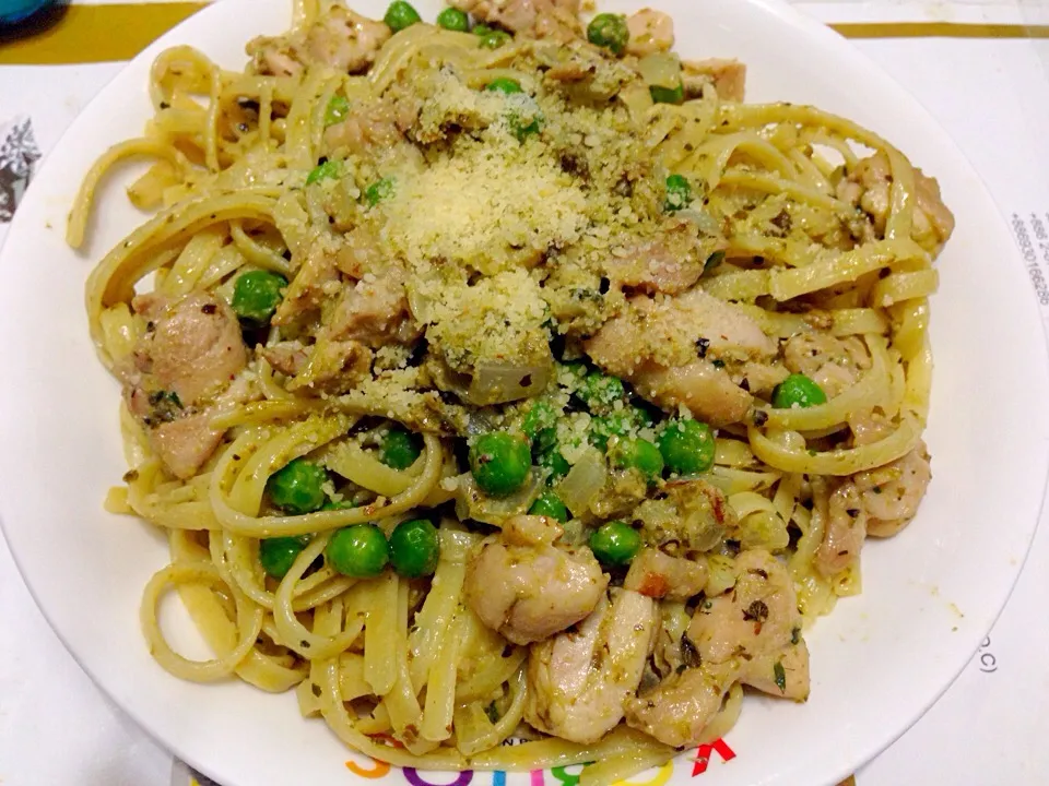 Snapdishの料理写真:Fettuccine with chicken and peas in pesto sauce|Emmaさん