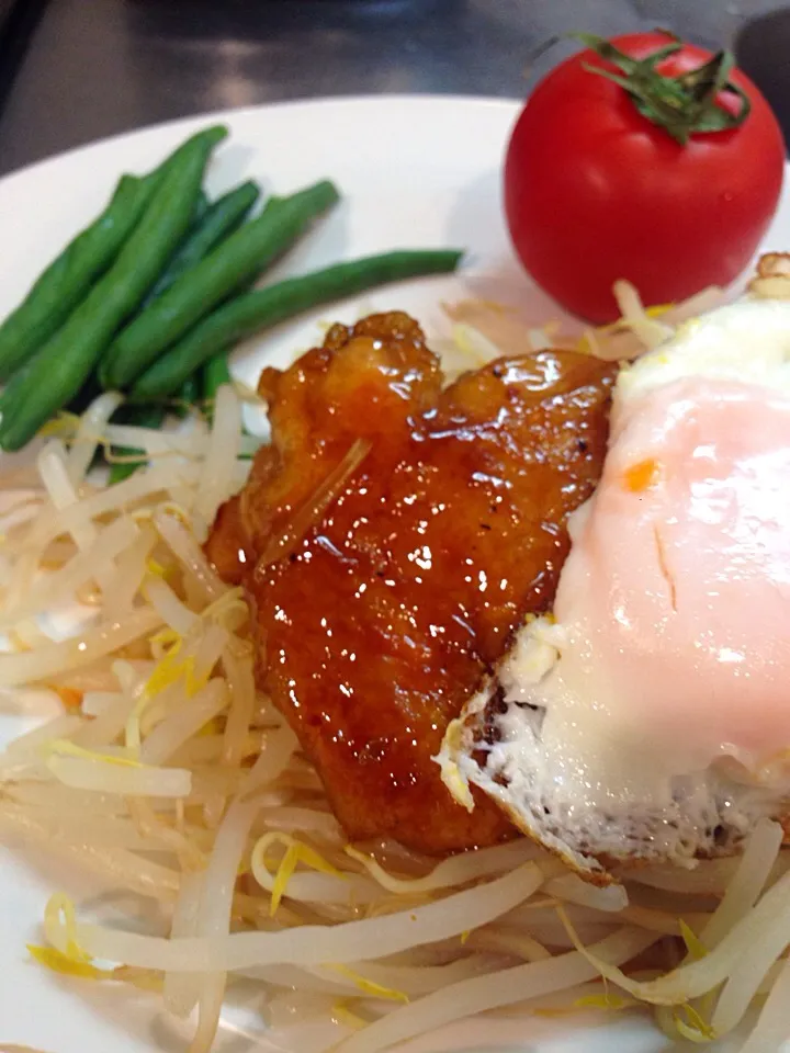 夜ご飯
鳥の照り焼き&目玉焼きのせ！
少し小さめのトマトがあったので付け合わせ！何故かこのトマトが可愛く感じる（笑）|のむのむさん