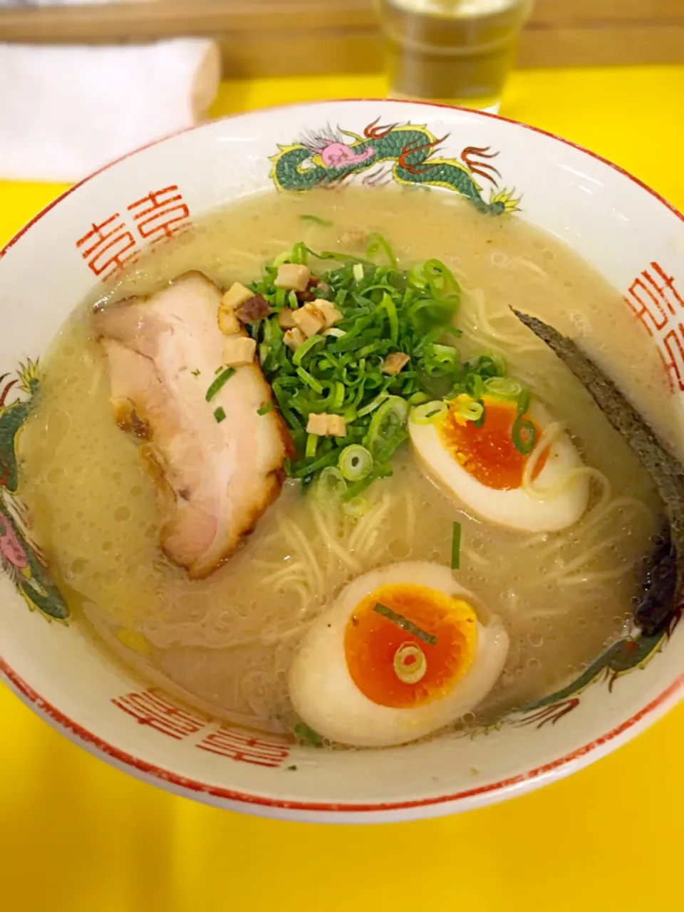 Snapdishの料理写真:福岡県田川市「まむし」の豚骨ラーメン|あじさん