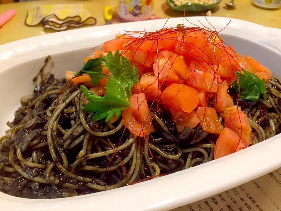 今日のパパパスタ【フレッシュトマトとイカスミパスタ】|不動南平さん