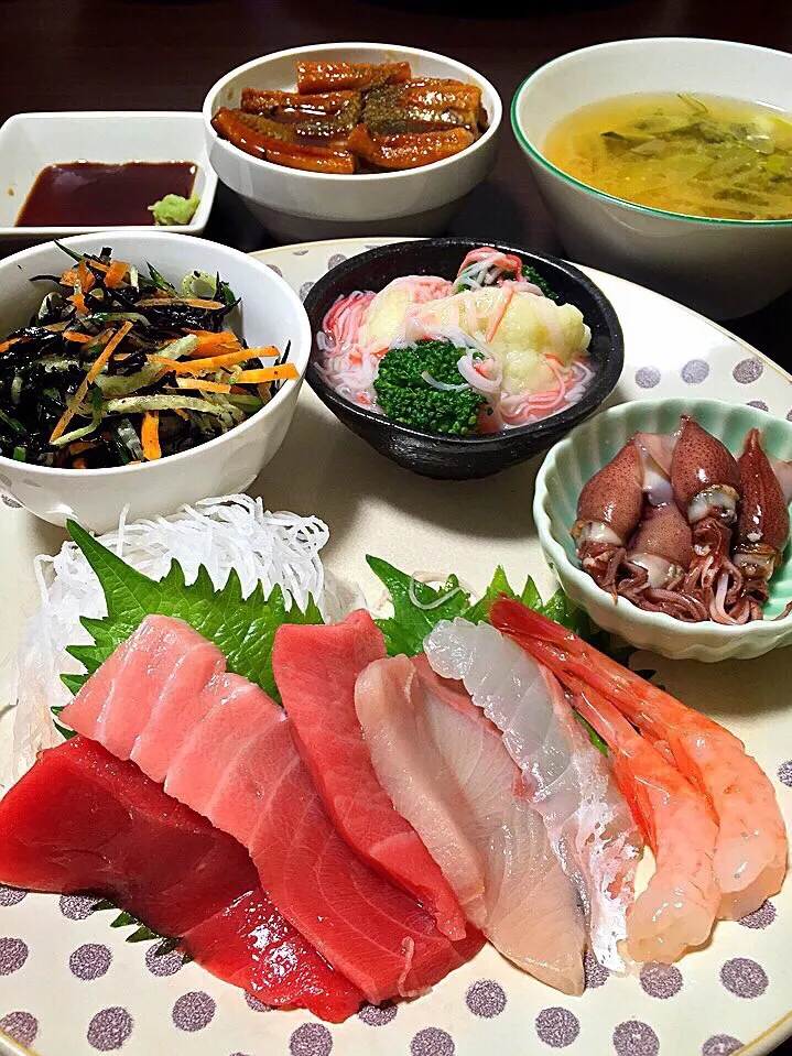 ⭐️お刺身（マグロ赤身・マグロ中トロ・ブリ・鯛・甘エビ）
⭐️ホタルイカ
⭐️ブロッコリーとカリフラワーのカニカマあんかけ
⭐️ひじきのサラダ
⭐️めかぶと長ネギの味噌汁
⭐️ミニ穴子丼|よっちぃさん