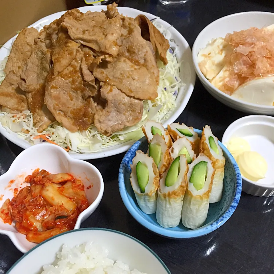 今日の晩ご飯は、焼肉サラダ、温やっこ、ちくわきゅうり、キムチ。|ゆえさん