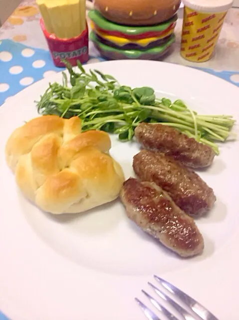 Snapdishの料理写真:手作りソーセージと手ごねパン🎵|ＳＵＺＵＫＩさん