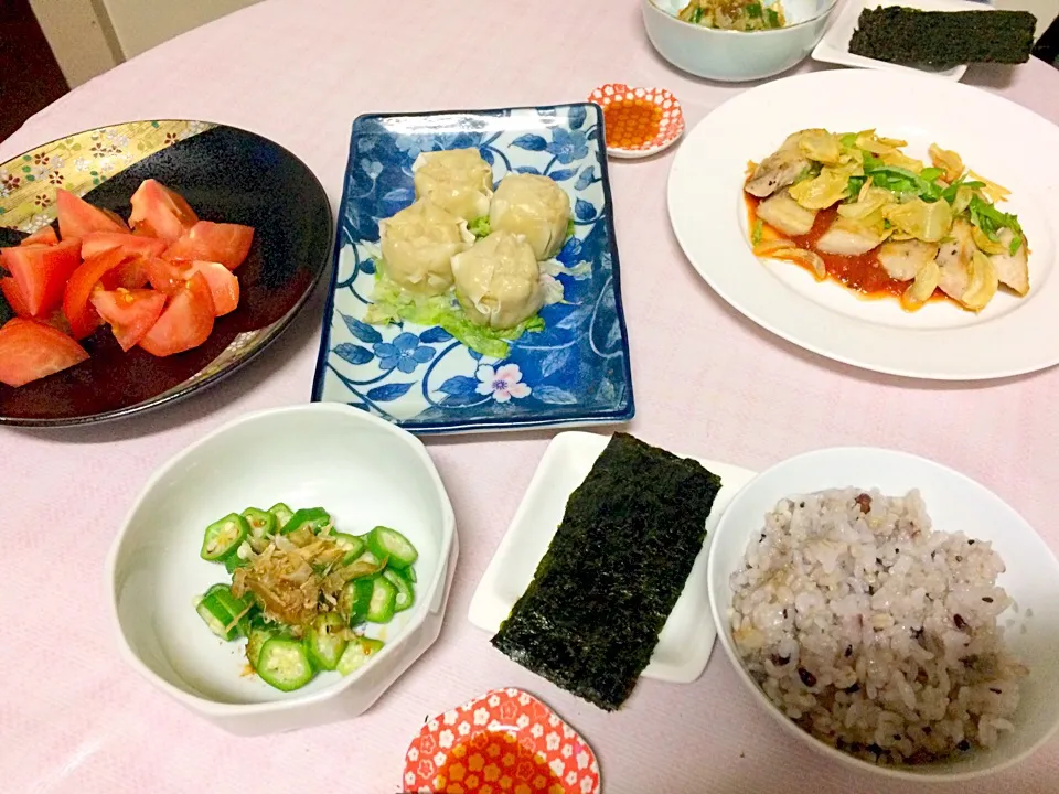 有り合わせで夕食。カジキマグロのバジルトマトソースとシュウマイと、冷やしトマトとオクラ、焼き海苔。|ナタママさん