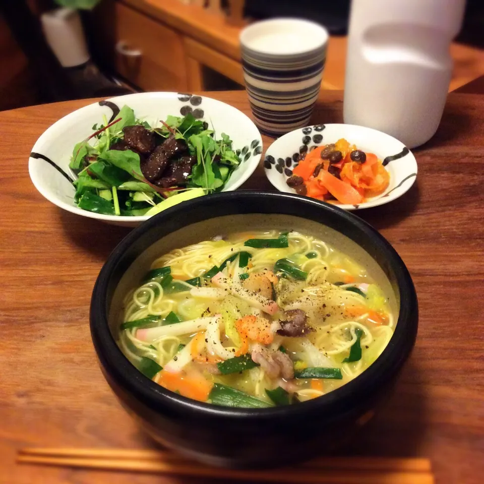 Snapdishの料理写真:アベックラーメンで！ちゃんぽん麺、残りモノの馬刺しで！焼き肉サラダ 2016.5.8|キラ姫さん