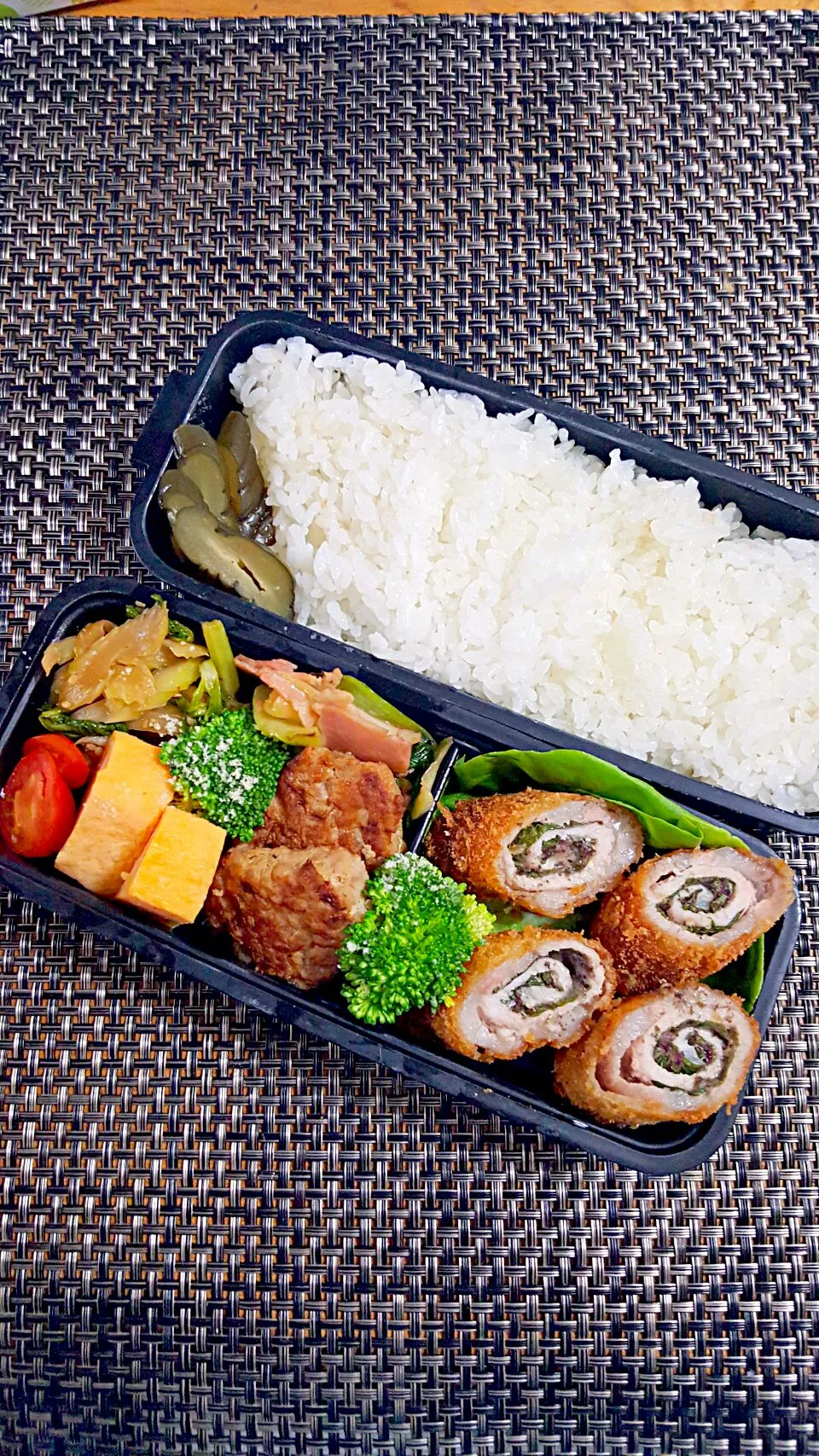 Snapdishの料理写真:今日のお弁当❕梅しそくるくる巻きカツ(^^)|クッキングオヤジさん