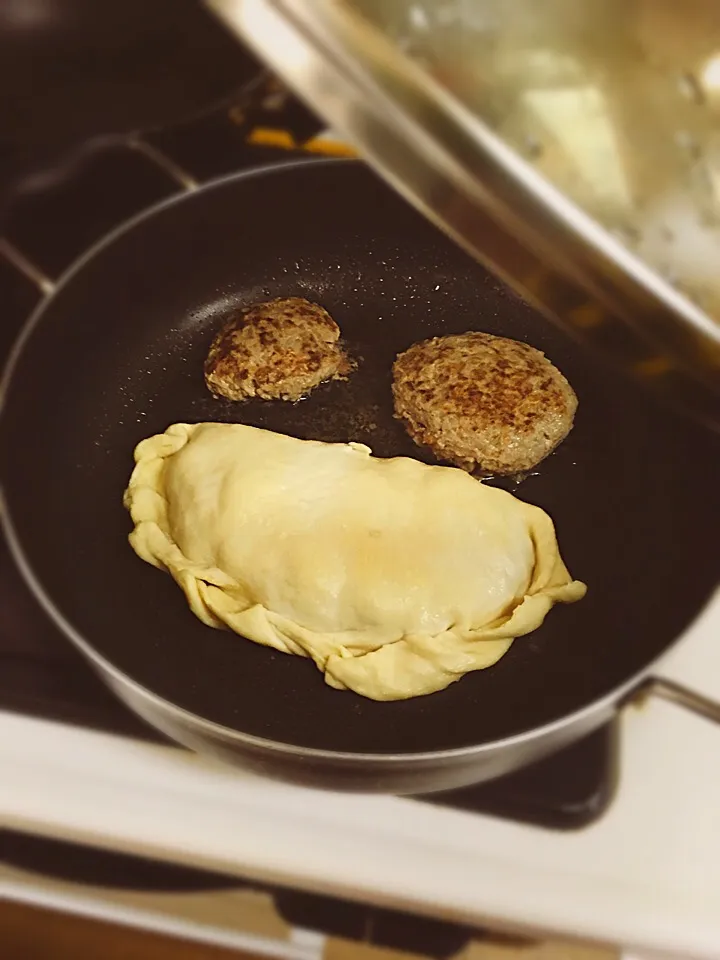 でかい餃子と余ったタネで顔作った|南極さん