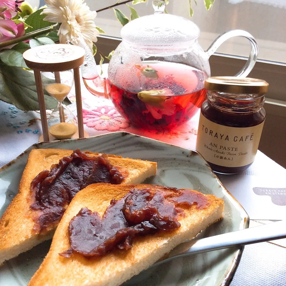 Snapdishの料理写真:フラワーteaと、
虎屋のアンペーストで朝食
母の日に、子供達から貰った物
ガラスポットには
カーネーション、ハイビスカス
ステビアの赤tea
虎屋のアンペーストを
たっぷりトーストに塗って✨|ゆかモンさん