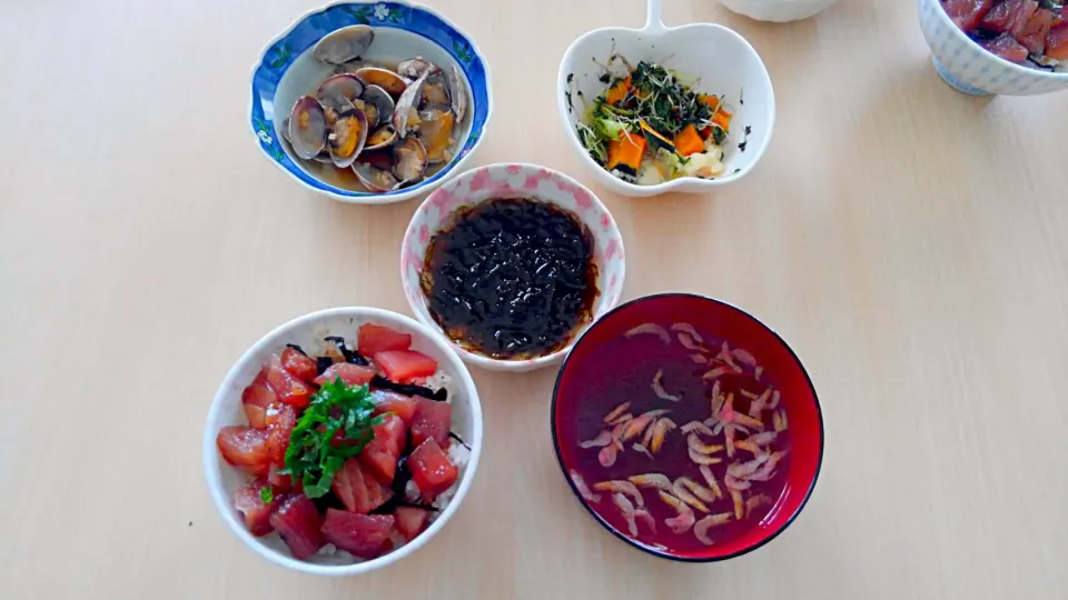 5月７日　まぐろの漬け丼　もずく　干しエビととろろ昆布のお吸い物　昨日の残りのあさりの酒蒸し、リーフサラダ|いもこ。さん