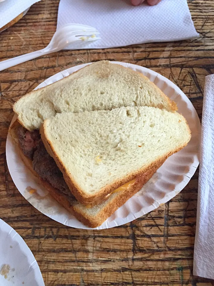 Cheeseburger from Louis' Lunch in Connecticut.  Inventor of the  hamburger.|ernest ristiさん