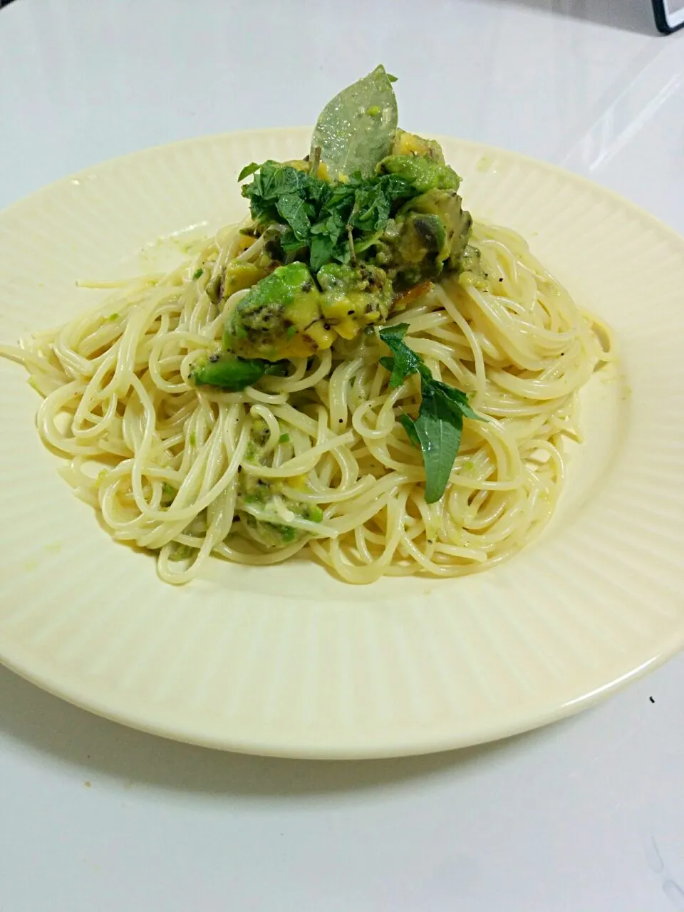 #パスタ 
#にんにくを炒める#そのあとアボカド #牛乳とコンソメいれてしばらく火を通す#パスタいれて完成|Yukaaaaさん