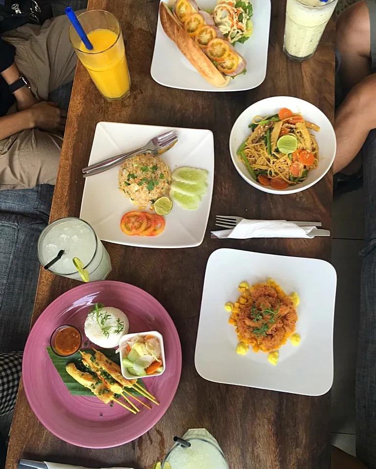 Lunch at Blue Pumpkin Restaurant in Phnom Penh Cambodia|jirawanさん