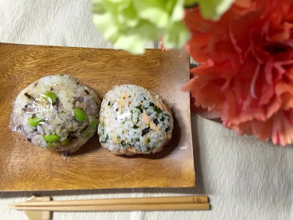 Snapdishの料理写真:塩昆布と枝豆、鮭ワカメ胡麻のおにぎり|Kyariko272さん