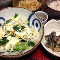 Snapdishの料理写真:晩ごはん 葉玉ねぎと卵のサラダ 豆乳マヨで   もやしの煮浸し 辛子椎茸 葉玉ねぎの味噌汁