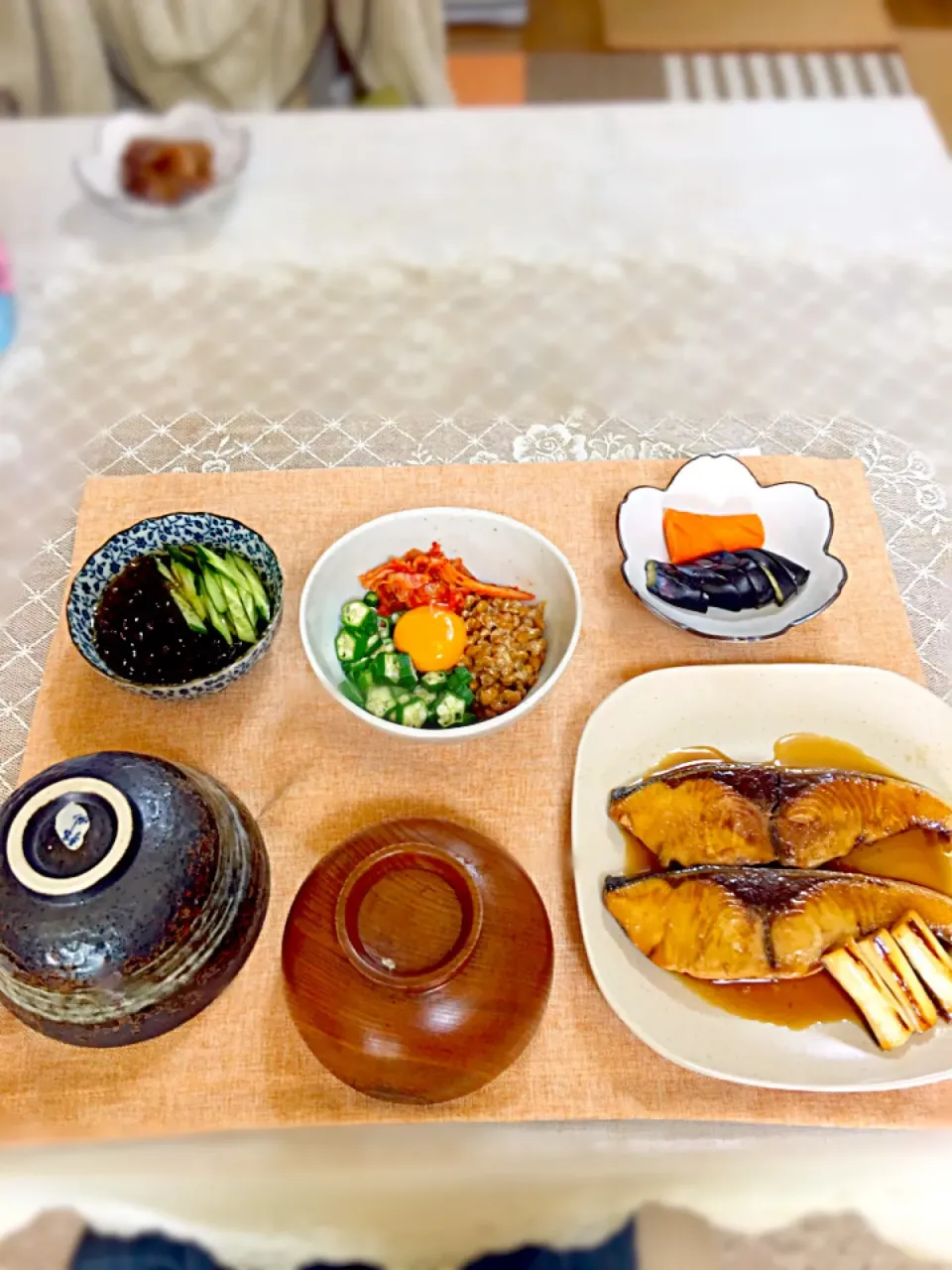 ぶりの照り焼き
納豆キムチ
にんじんと茄子の漬物
もずく酢|チャンプさん