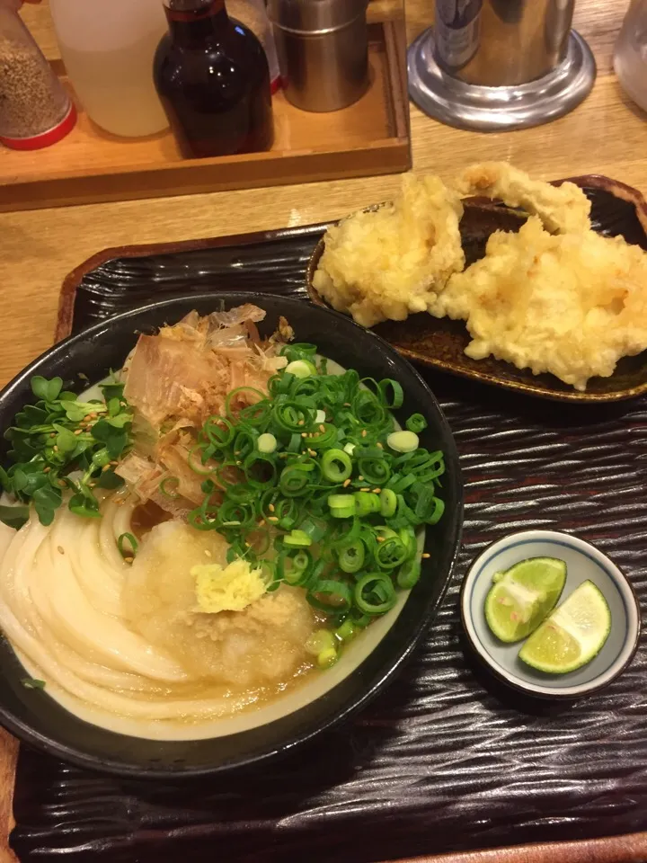 神保町 丸香のぶっかけにかしわ天とすだちをトッピング。しこしことした歯ごたえは流石。|MORiさん