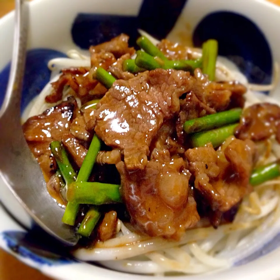 骨折君に牛カルビ丼🐂ニンニクの芽に見えるのはアスパラガス🍀|こなちゅんさん