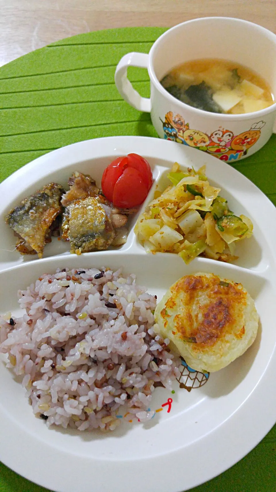 ☆幼児食☆雑穀米*芋おやき*キャベツごま和え*鰯の竜田揚げ*ミニトマト*豆腐若芽味噌汁。|ｼｮｺﾗさん