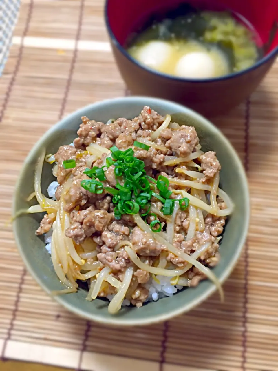 もやしと挽き肉のピリ辛みそ丼|パパパ♪さん