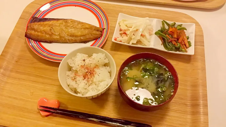 今日の夕食　鯖の醤油干し、大根サラダ、ピーマンのきんぴら、豆腐とわかめの味噌汁|pinknari🐰🌈さん