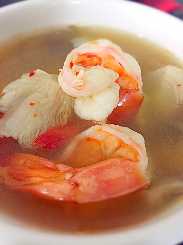 A simple Tomyum soup with scallops, prawns, & slices fish|Tari's Kitchenさん