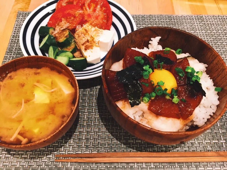 マグロとろろ丼、サラダ、お味噌汁|のぴさん