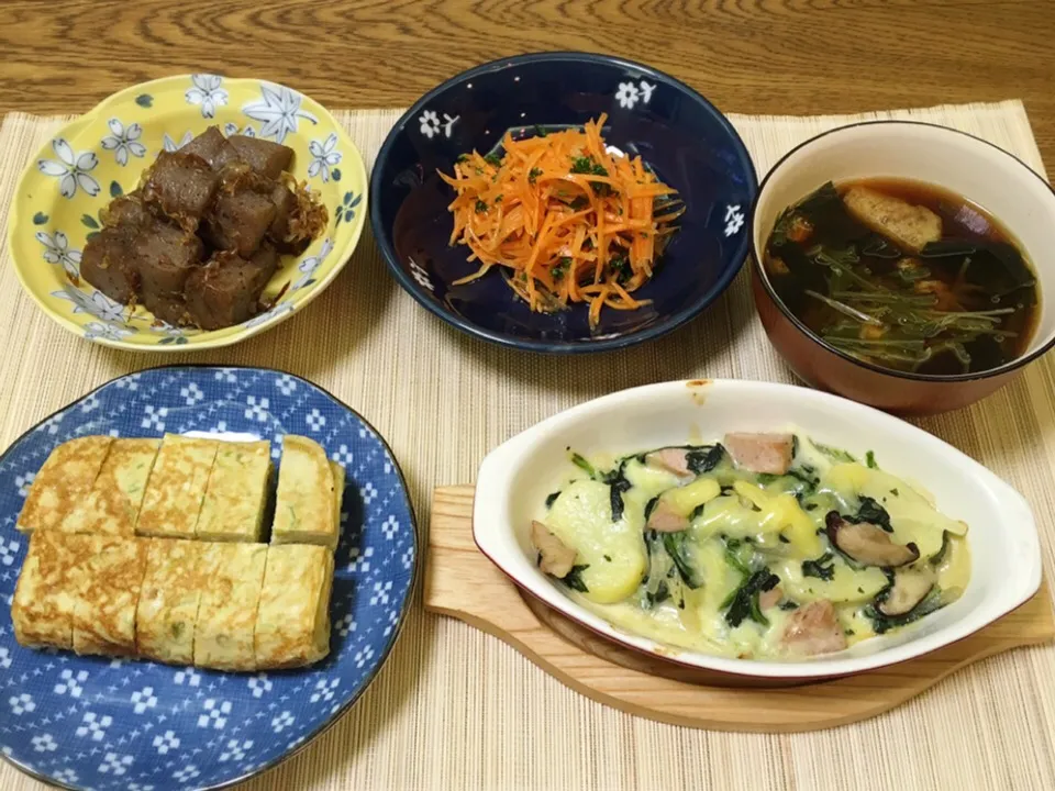 こんにゃくおかか煮・ニンジンラペ・水菜とおあげのお味噌汁・ポテトグラタン・ネギたっぷりだし巻き|美也子さん