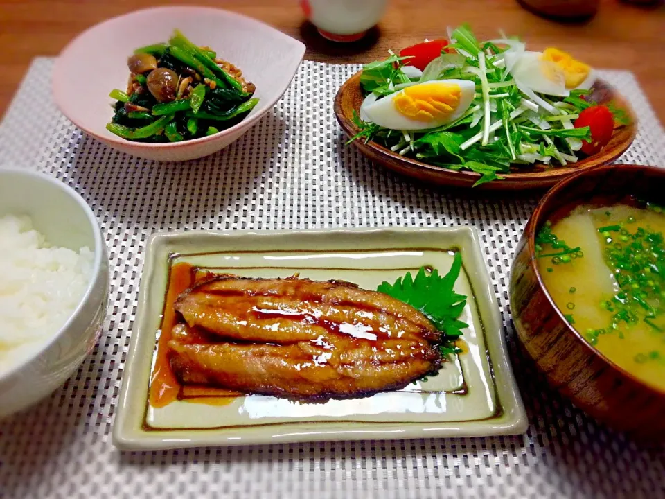 ☆いわしの蒲焼き
☆ほうれん草としめじのおひたし
☆水菜と新玉ねぎのサラダ
☆じゃがいもと新玉ねぎの味噌汁|なべちゃんさん