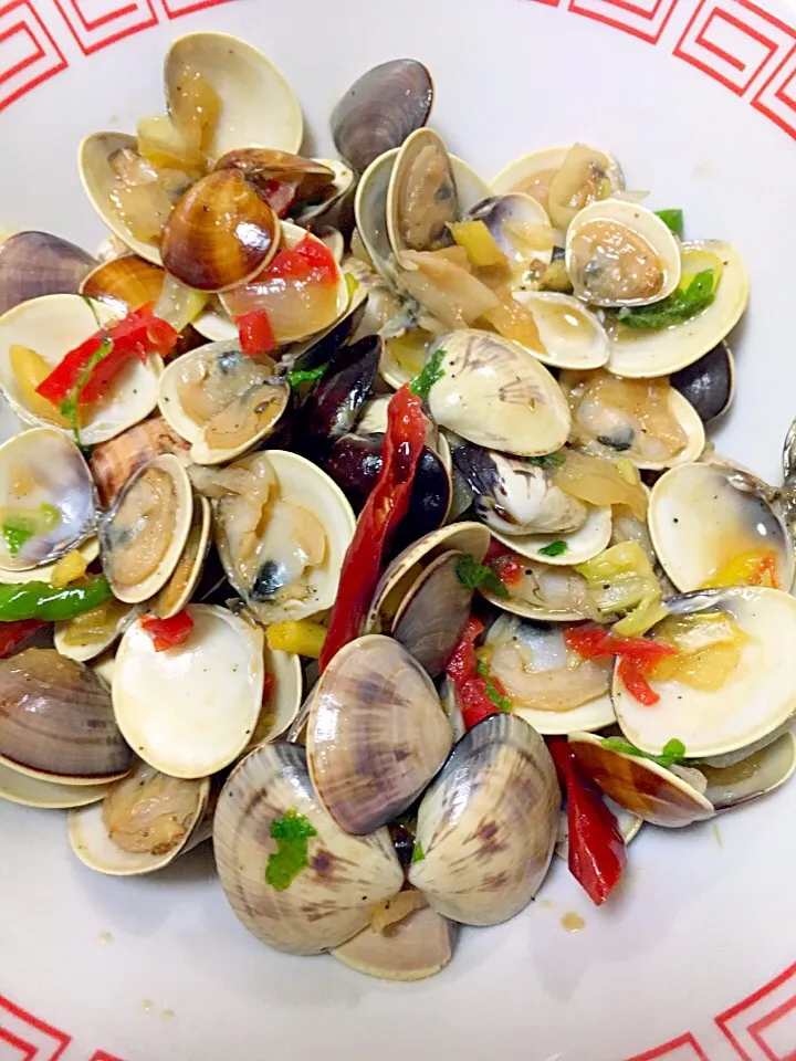 Snapdishの料理写真:clams with chili and garlic|Jessica Perezさん