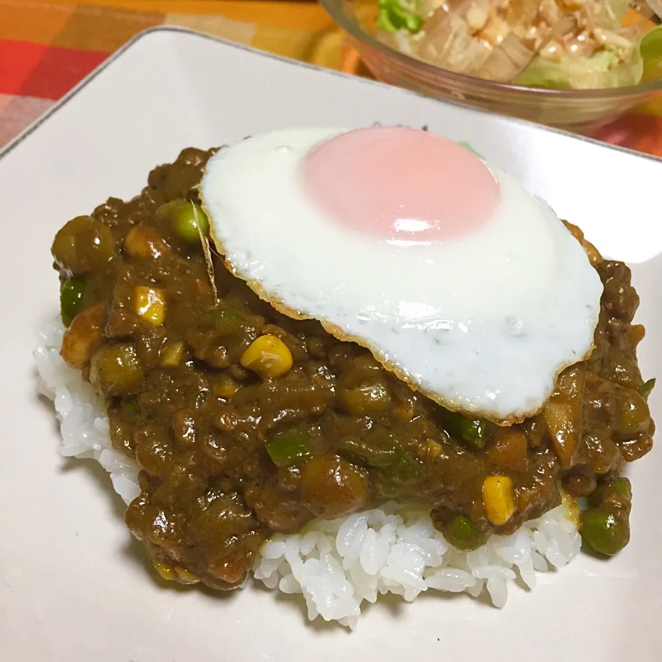 Snapdishの料理写真:2日目の豆キーマカレー目玉焼きのっけ|カウンター嬢さん