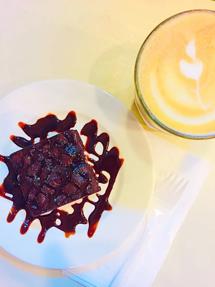 Snapdishの料理写真:brownies & latte for tonight.|Nanaradiha Jafriさん