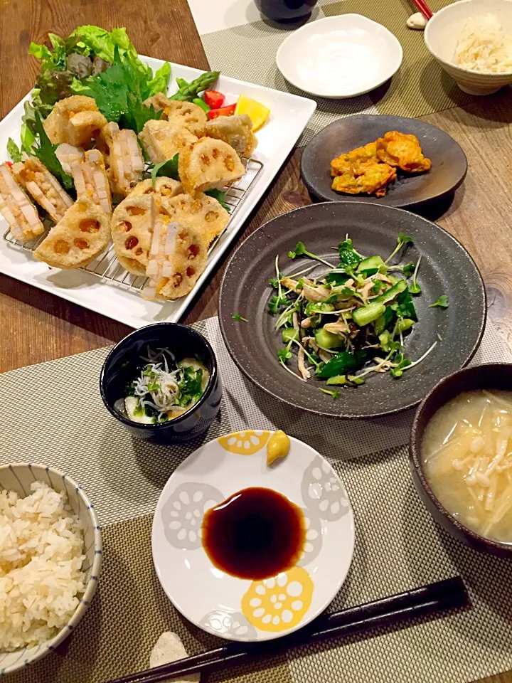 今日の晩御飯✨蓮根の海老挟み揚げ🍤叩ききゅうりとササミの塩昆布和え、長芋のアオサとシラスとろろ🍃枝豆入りミニ薩摩揚げ、大根とえのき、油揚げのお味噌汁💛|まみりんごさん