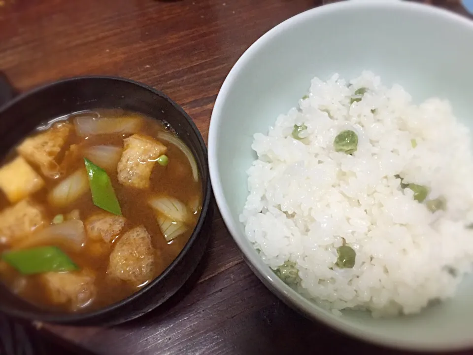 豆ご飯 と 
新玉ねぎ&揚げ&豆腐&サヤエンドウの
味噌汁|rie-changさん