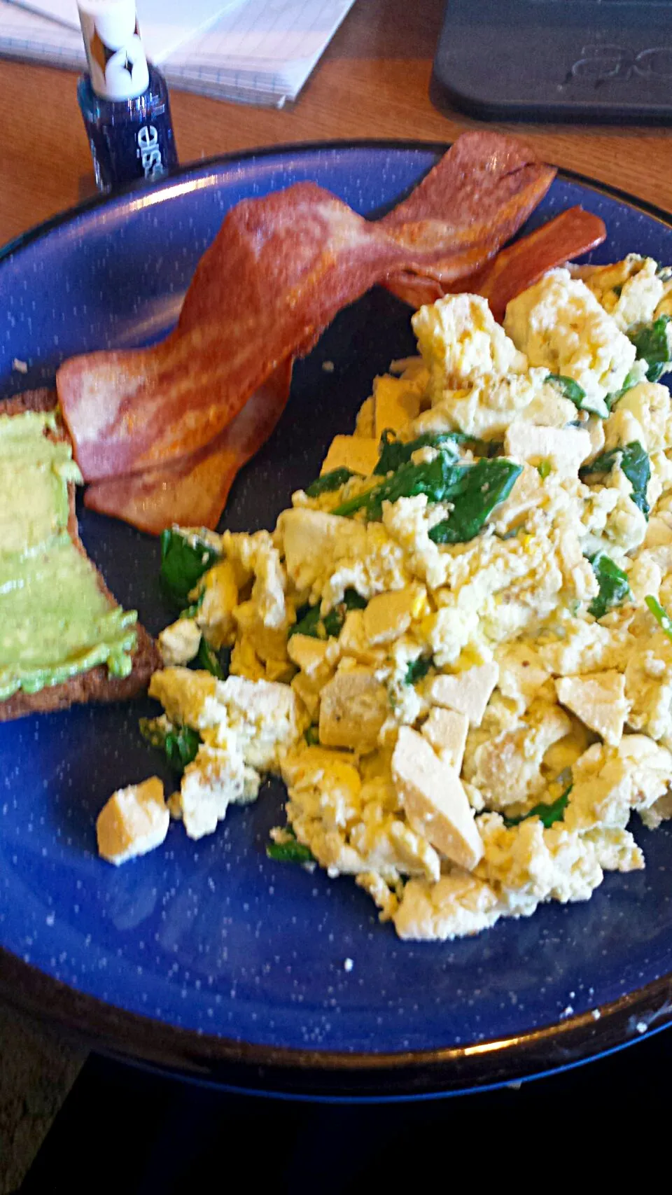 vegan feta and spinach scramble with chicken bacon and avo toast|Dee Sicklesteelさん